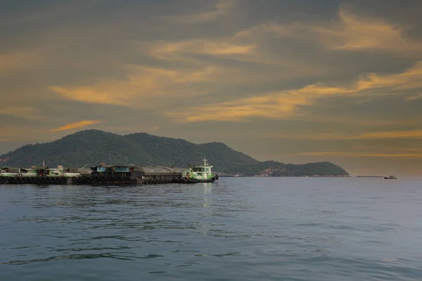 Schlepperboote Und Frachtschiffe Liegen Der Bucht Von Koh Sichang Provinz — Stockfoto