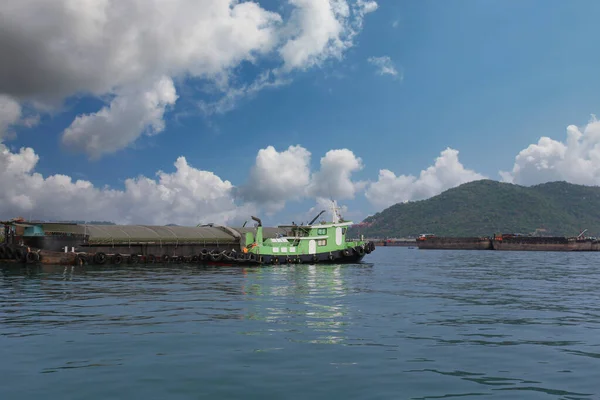 Schlepper Und Frachtschiffe Ankern Der Bucht Von Koh Sichang Dem — Stockfoto
