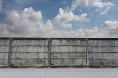 Gökyüzü ve arkaplanda bulutlar olan eski duvar, açık havada duvarın hizalanması..