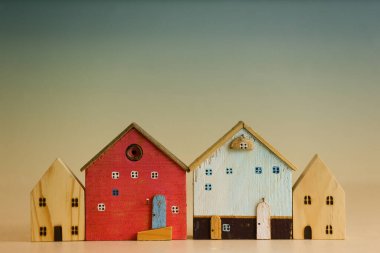 Çalışmalarınızda tasarım için boş alana yerleştirilmiş klasik yapay ahşap ev.