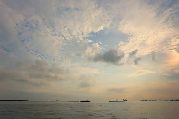 Barcos Carga Amarrados Bahía Koh Sichang Para Descargar Mercancías Vista —  Fotos de Stock