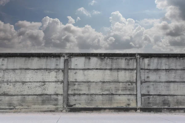 Gökyüzü Arkaplanda Bulutlar Olan Eski Duvar Açık Havada Duvarın Hizalanması — Stok fotoğraf