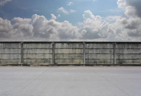 Antigua Pared Con Cielo Nubes Fondo Alineación Pared Día Claro —  Fotos de Stock