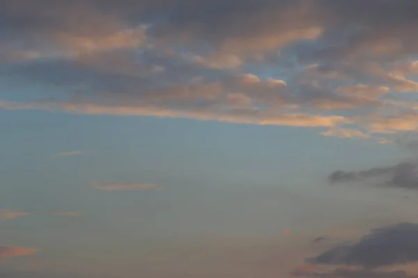 日没の雲と夕暮れの空あなたの仕事の背景を設計します — ストック写真