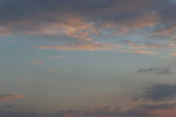 日没の雲と夕暮れの空あなたの仕事の背景を設計します — ストック写真