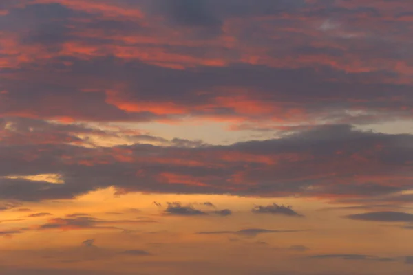日没の雲と夕暮れの空あなたの仕事の背景を設計します — ストック写真