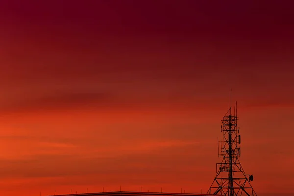 Roter Und Orangefarbener Himmelshintergrund Mit Telefonmast Silhouette Für Die Gestaltung — Stockfoto