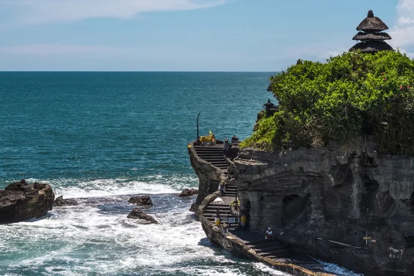 Tempel staande op een rots in de Oceaan — Stockfoto