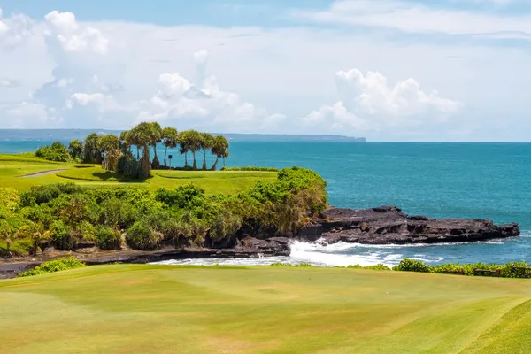 Golfbaan en de Oceaan op de achtergrond — Stockfoto