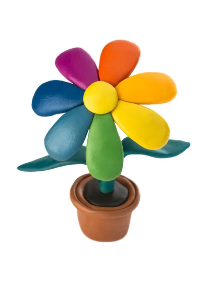 Fiore colorato in plastilina con foglie in vaso marrone — Foto Stock