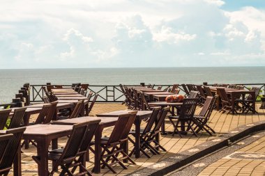 Ocean, mavi gökyüzü bulutlu tablolarını Restoran