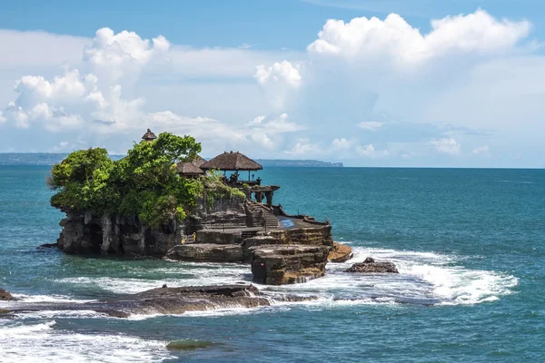 Tanah Lot temple in the ocean — Stock Photo, Image