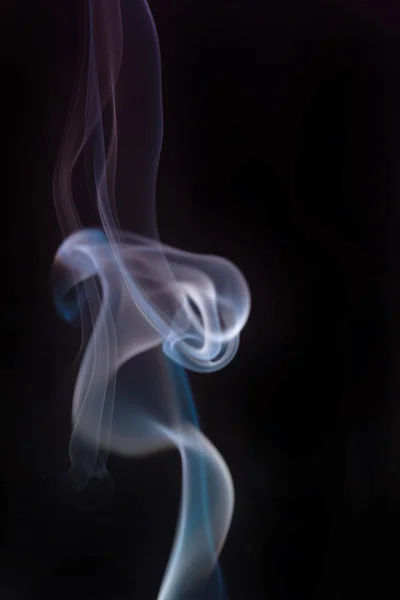旋流烟从均质背景上香 — 图库照片
