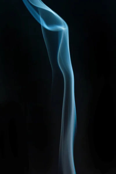 Fumée tourbillonnante de l'encens sur un fond homogène — Photo