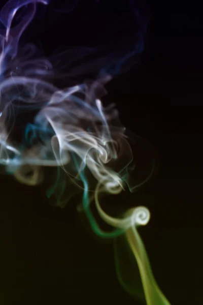 Fumée tourbillonnante de l'encens sur un fond homogène — Photo
