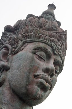 vishnu garuda vishnu parkta heykeli