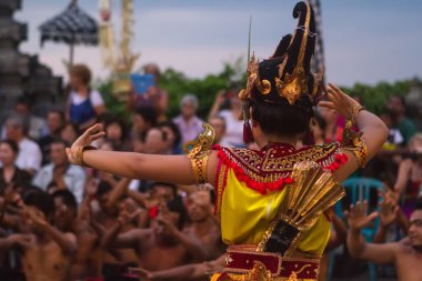 uluwatu Tapınağı'nda dans kechak