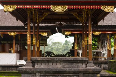 Çardak içinde tapınak besakih altın süsler ve ağaçlar