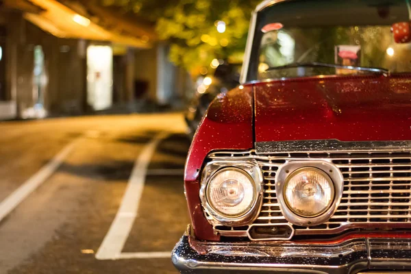 通りに雨の中で立っている赤のレトロ車 — ストック写真