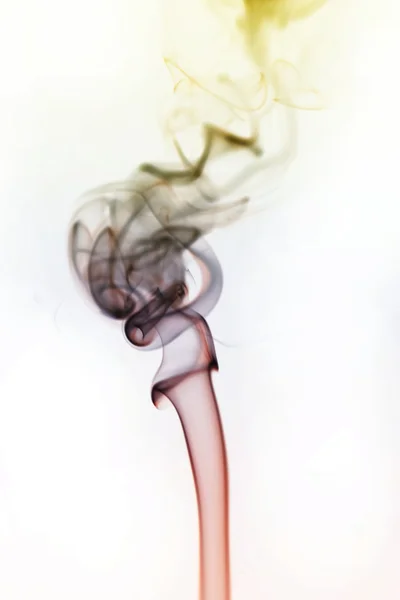 Wirbelnder Rauch aus dem Weihrauch auf homogenem Hintergrund — Stockfoto