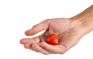 hamuru bir el beyaz zemin üzerine kırmızı kalp yapılmış