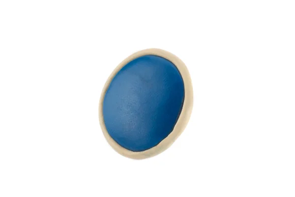 Pulsante rotondo blu da plastilina su uno sfondo bianco — Foto Stock