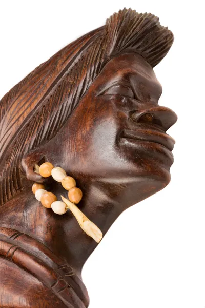Das Gesicht der Frau in hoher Auflösung aus dunklem Holz geschnitzt — Stockfoto