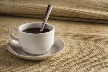 Sarı bir arka plan üzerinde siyah kahve