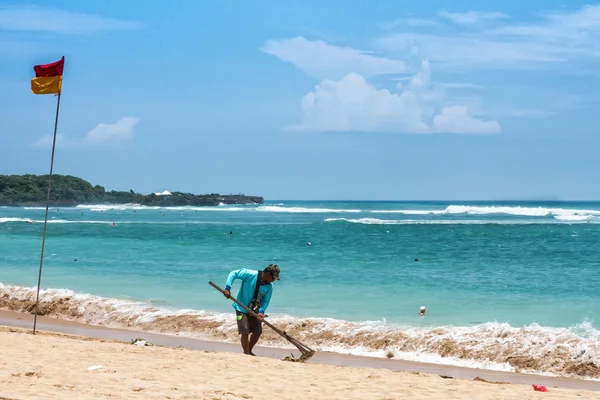 A person cleaning the beach — Stock Photo, Image