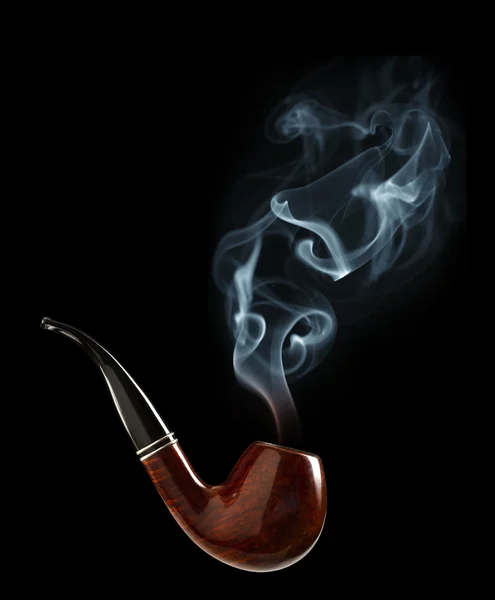 Табачная трубка с дымом — стоковое фото