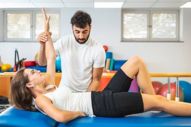 Üst vücut egzersizi yapan bir kadın.