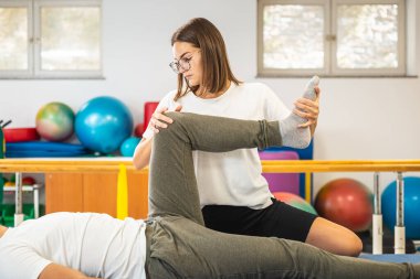 Dizlerin ve kalçaların hareket kabiliyeti için tedavi