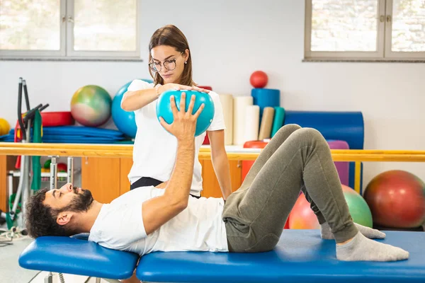 Fitness topuyla antrenmanlar, yüz üstü yatmalar.