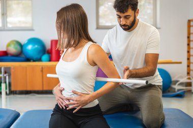 Tıbbi çubukla arka ve kalça egzersizleri.