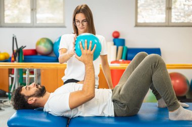 Bir pilates topuyla güç egzersizleri