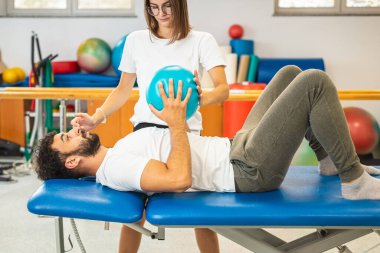 Bir pilates topuyla güç egzersizleri