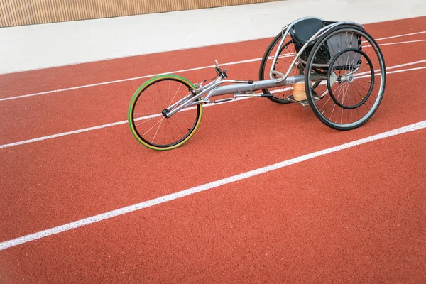 Corrida de cadeira de rodas atlética — Fotografia de Stock