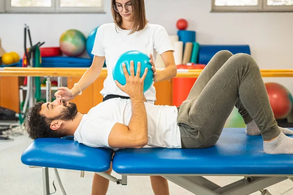 Bir pilates topuyla güç egzersizleri