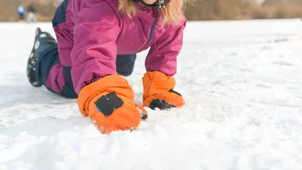 Маленькая девочка играет со снегом — стоковое фото