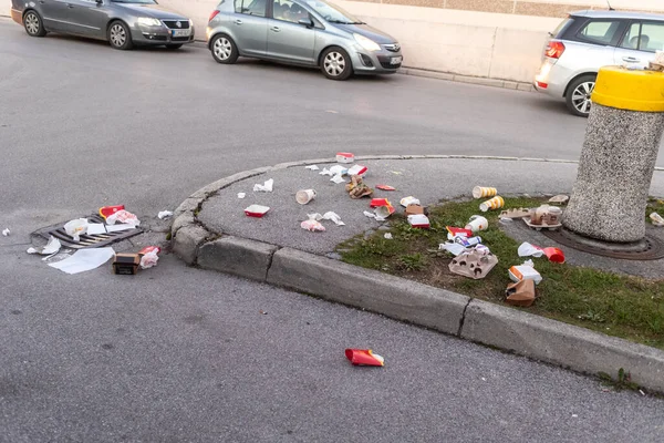 Trash and garbage at McDonalds restaurant — Stock Photo, Image