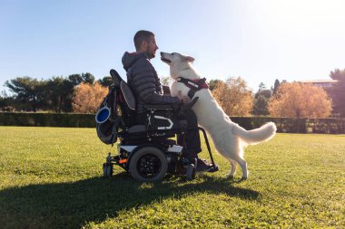 Köpeğiyle sakat bir adam.