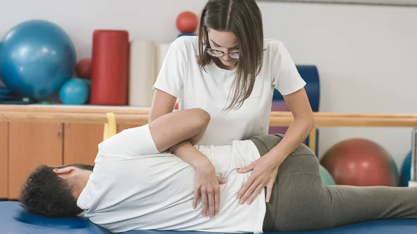 Masaje médico de espalda y ejercicios —  Fotos de Stock