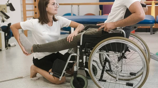 Leczenie rehabilitacyjne pacjentów niepełnosprawnych — Zdjęcie stockowe