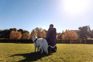 Köpeğiyle sakat bir adam.