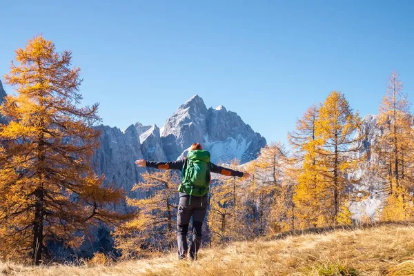 Femme dans les montagnes — Photo