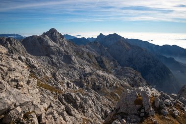 Dağda puslu gün doğumu