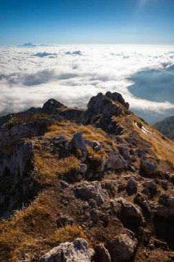 Dağda puslu gün doğumu