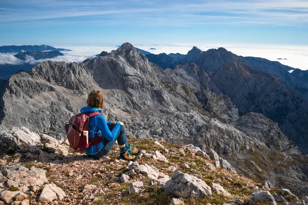 Wanderin sitzt auf einem Berg — Stockfoto