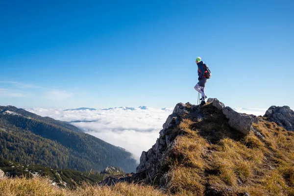 Mujer en las montañas —  Fotos de Stock