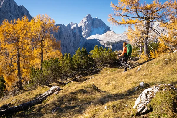 Femme dans les montagnes — Photo